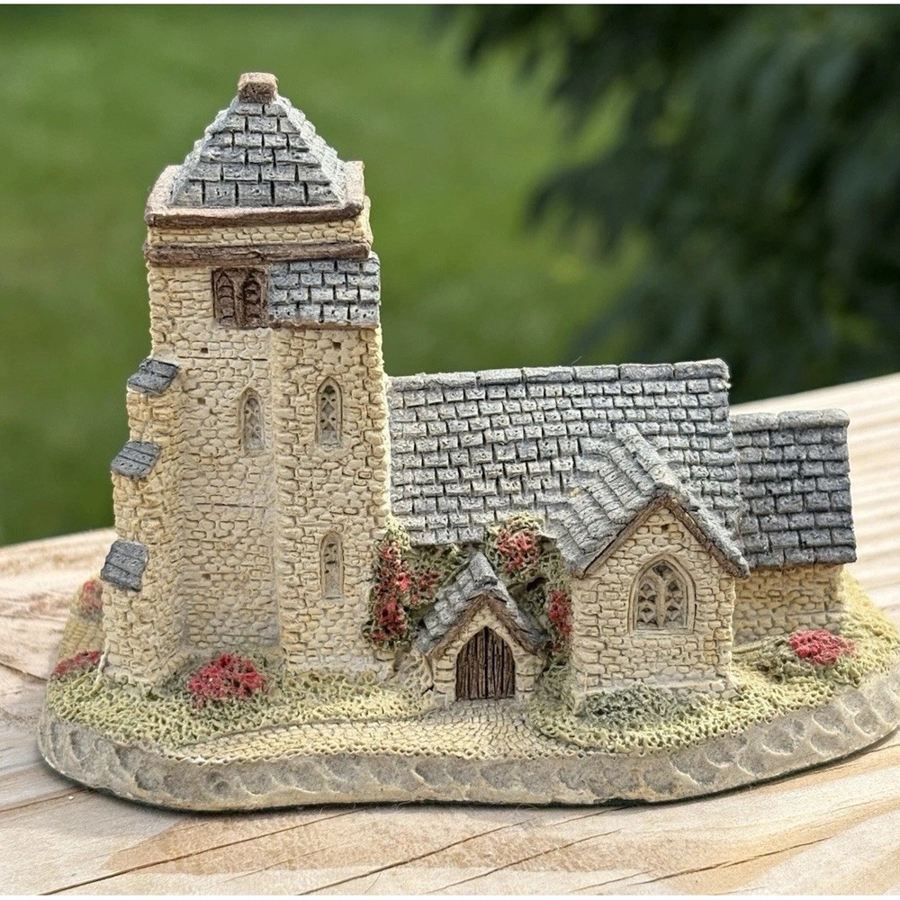 David Winter Cottage “St. George’s Church” 1985. Handmade In UK